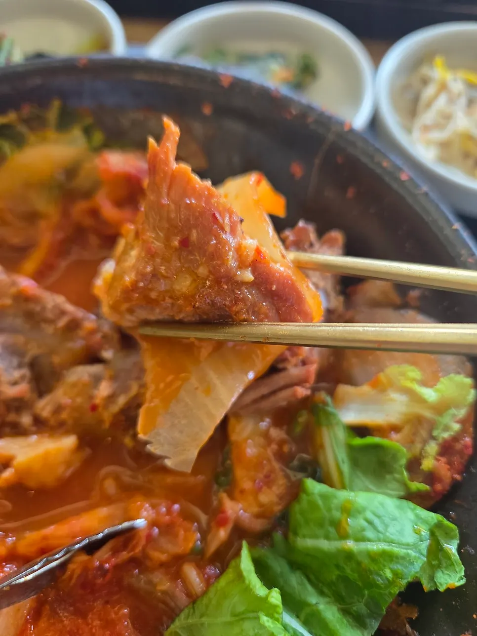 가위와 집게로 자른 돼지갈비