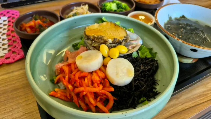 전복관자 올린 제주도 톳밥 한 그릇