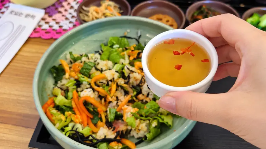 제주도 톳밥에 맛간장을 두르는 모습