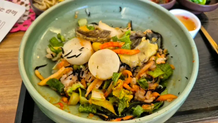 맛간장을 두른 톳밥을 비비기 직전 모습