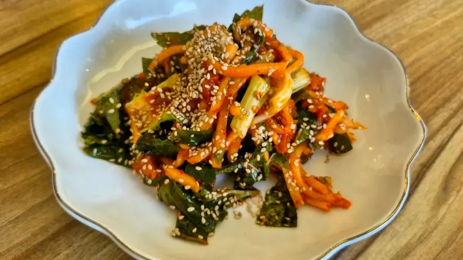 접시에 담겨 나온 속초 명태회무침