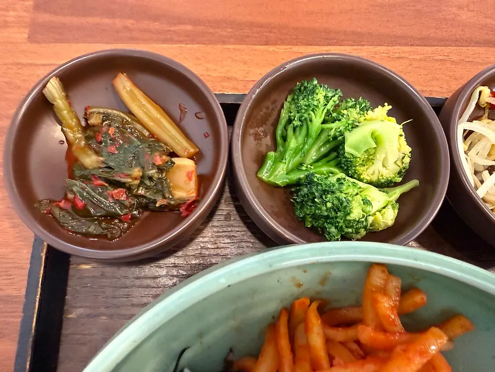 A table with four side dishes and seaweed soup