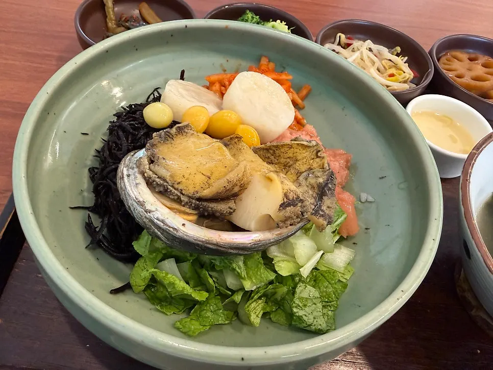 Full table setting with the Jeju tot bap