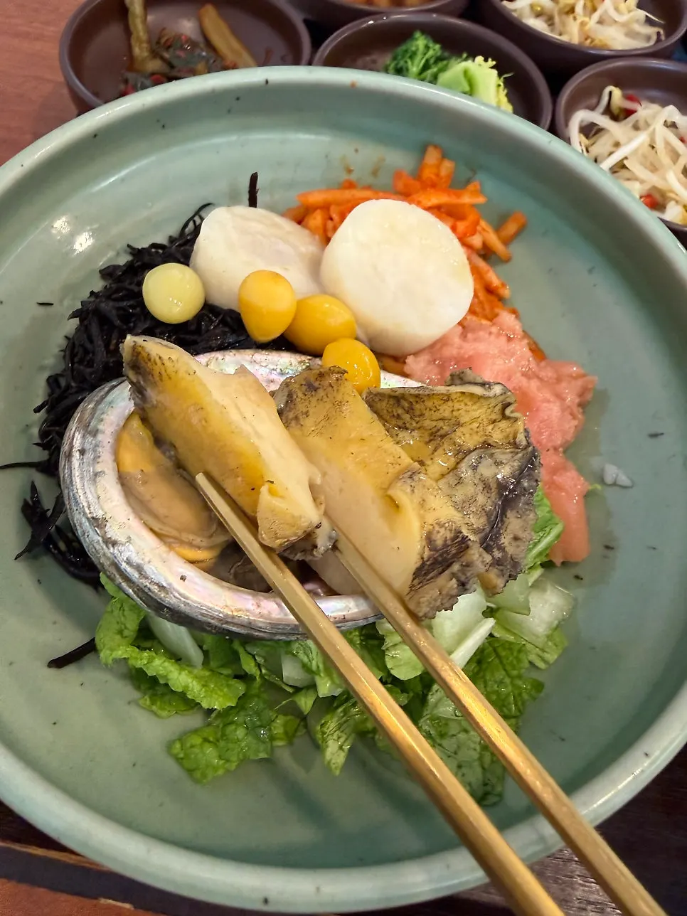 Close-up of the abalone on top of the tot bap
