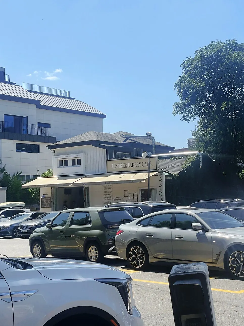 Exterior of Respire Bakery in a Seochon alley