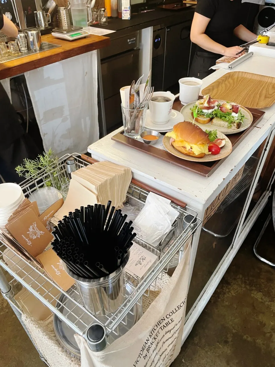Display shelf of cold-proofed, freshly baked bread