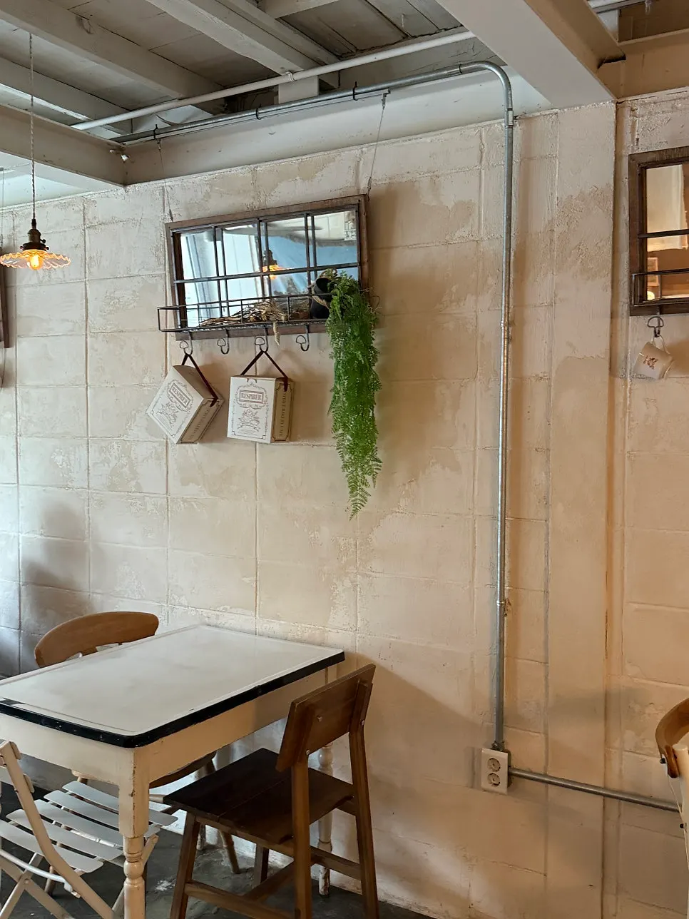 カフェのあちこちに置かれた小物のインテリア