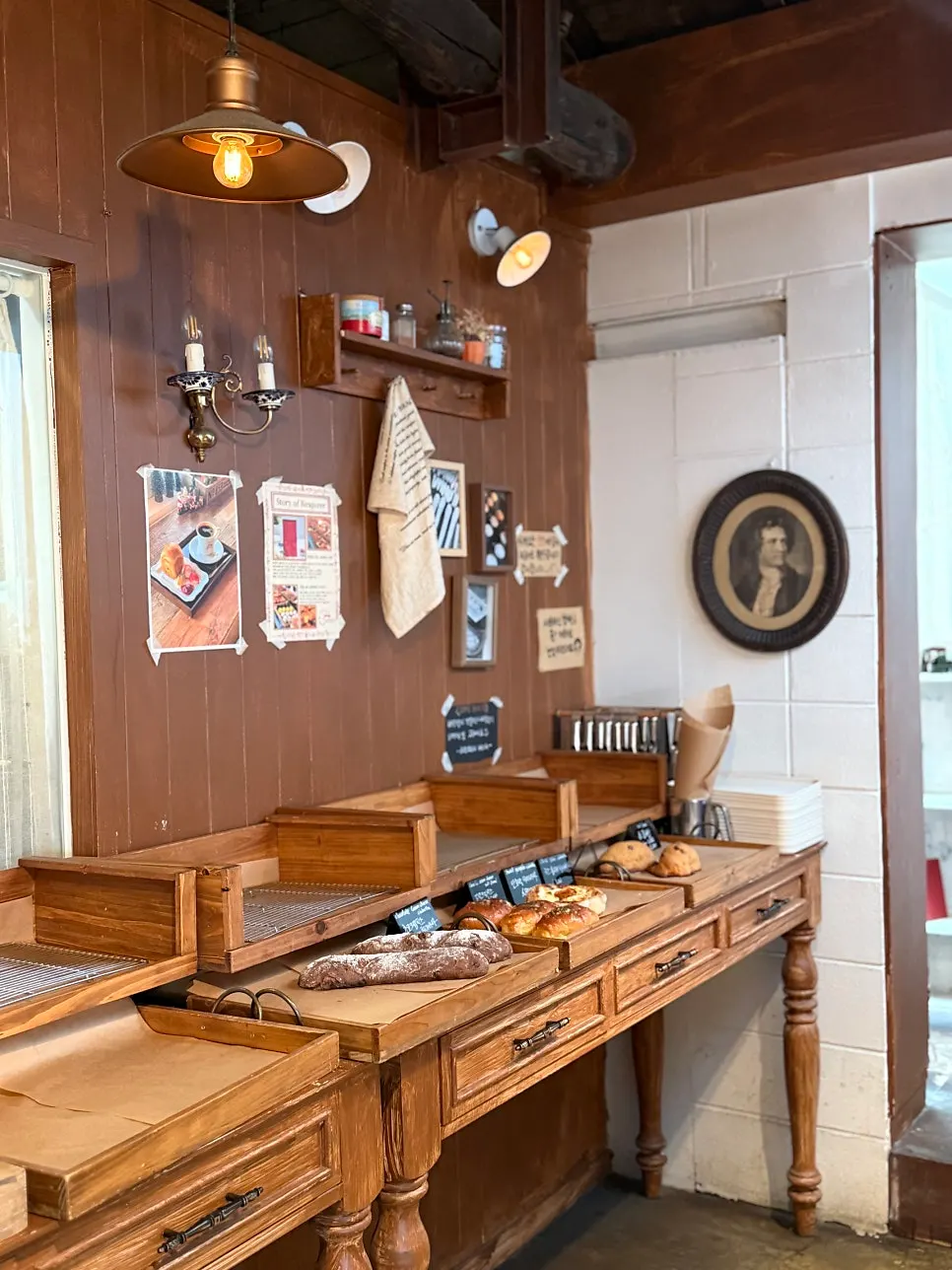 ショーケースに並んだベーカリーメニュー