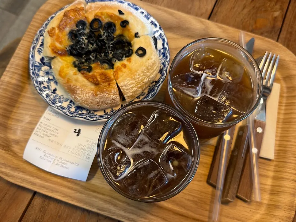 アイスアメリカーノとチーズオリーブチアバタ