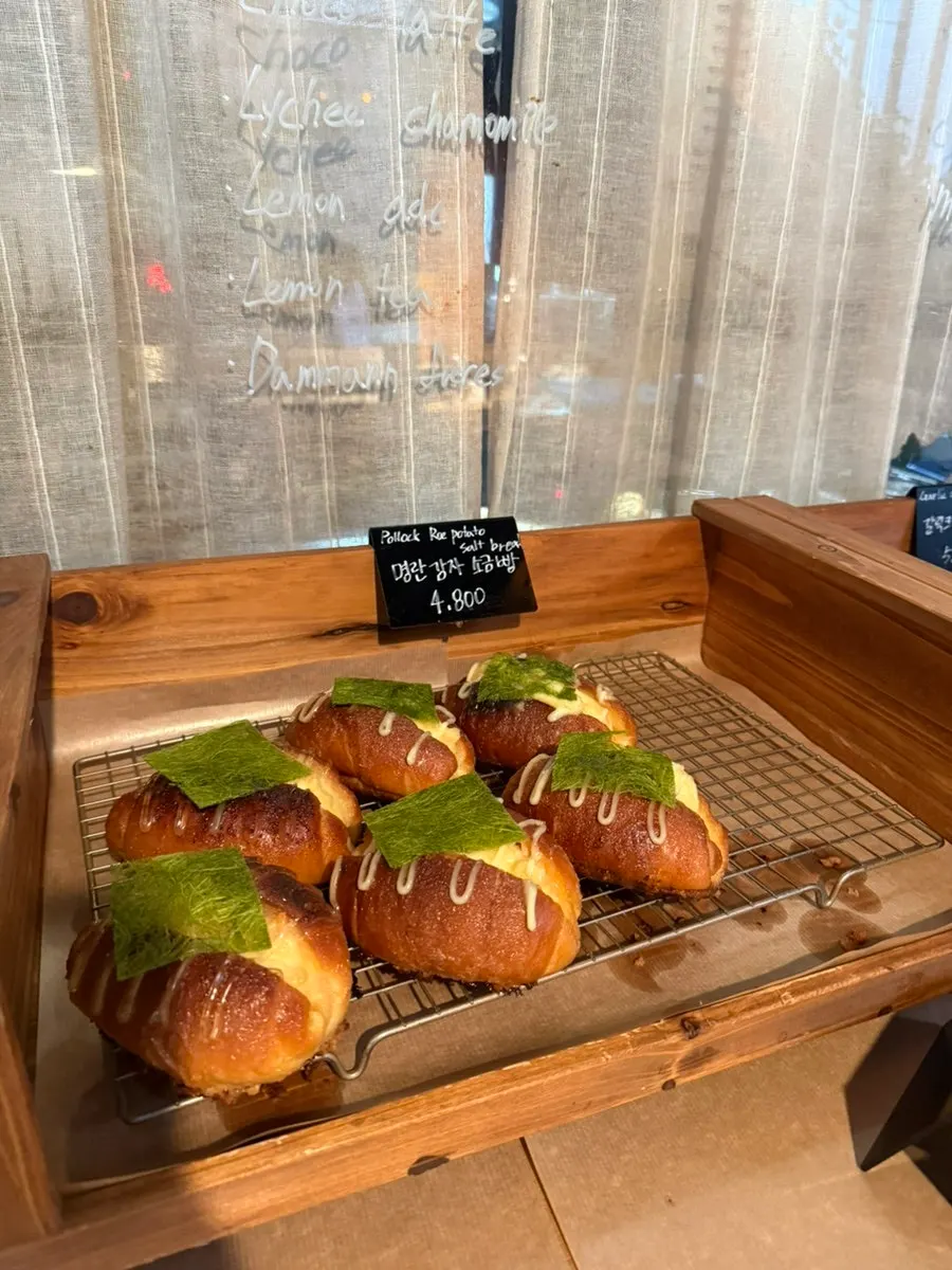 다양한 맛의 소금빵 진열