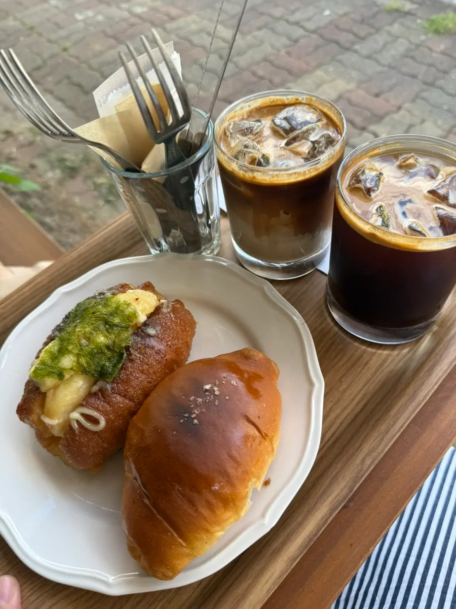 명란 감자 소금빵과 기본 소금빵, 커피 두 잔