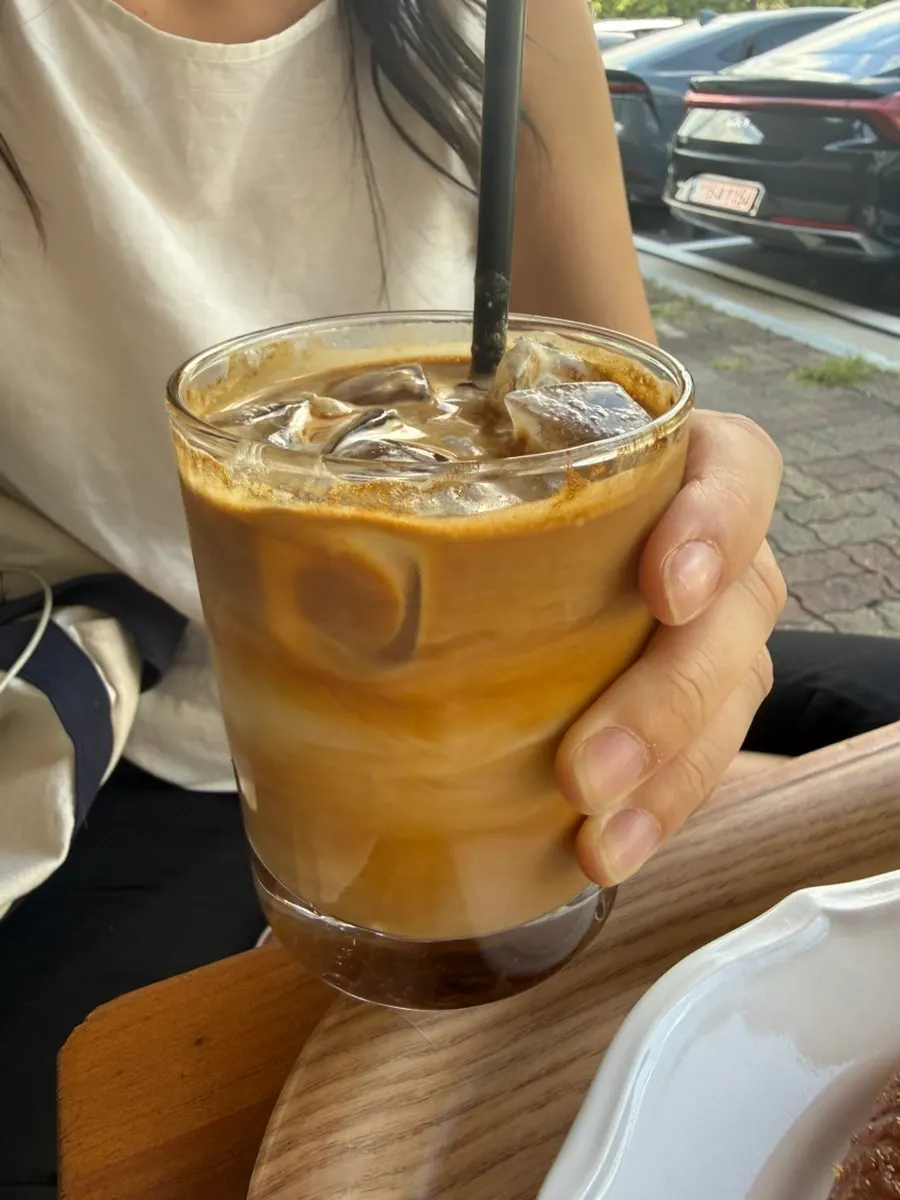 산 전경을 배경으로 둔 레스피레 라떼