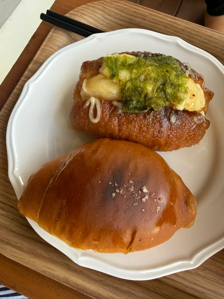 감태와 명란이 올라간 명란 감자 소금빵 단면