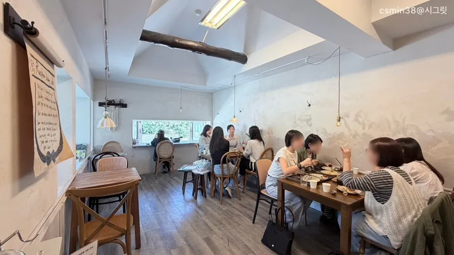 라탄 의자가 놓인 2층 전체 분위기