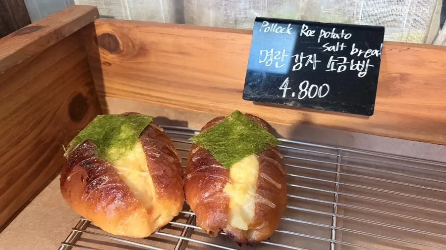 진열대에 놓인 소금빵