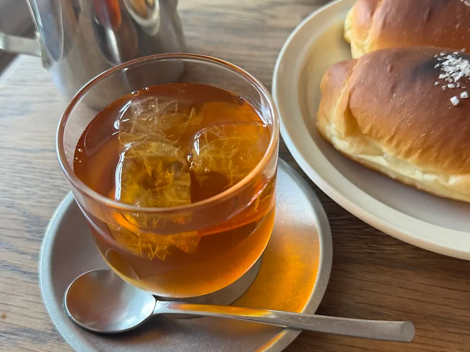 Iced rooibos served in a teapot