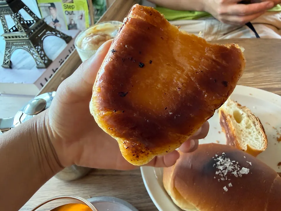 Seochon café stop for Dammann Frères rooibos and plain salt bread after an exhibit: Respire Bakery
