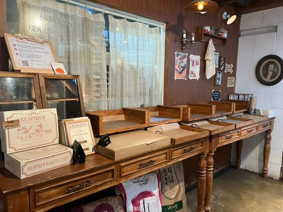 Bakery display case with sold-out bread