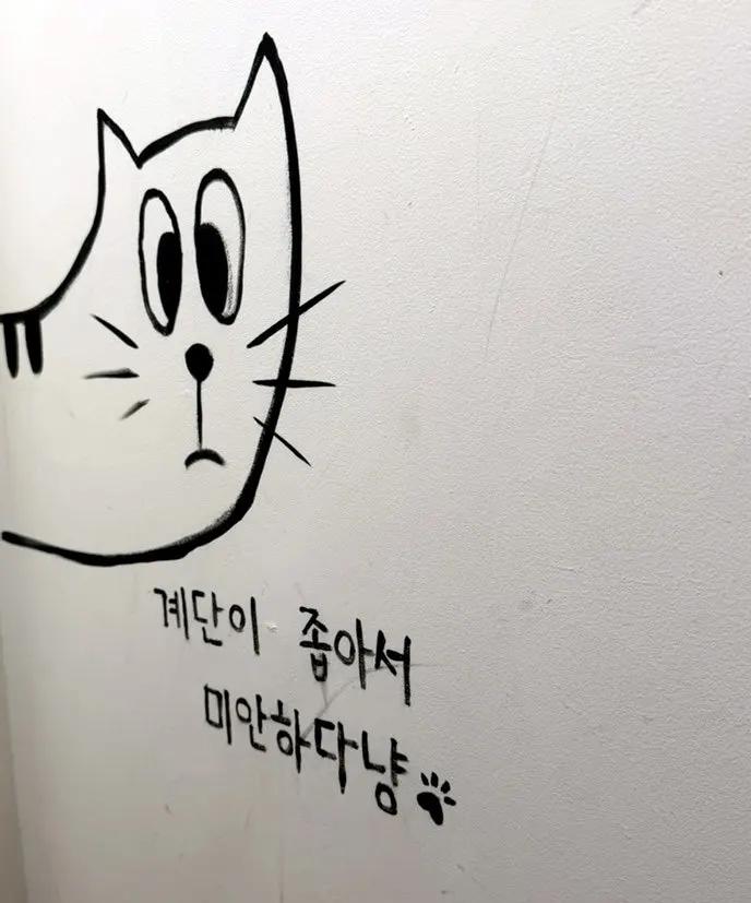 우드 톤 인테리어의 카페 실내 한켠
