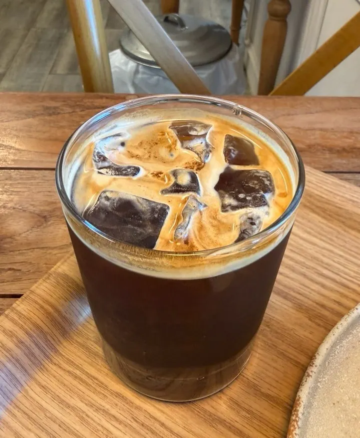 아이스 아메리카노 한 잔과 브런치 한 상