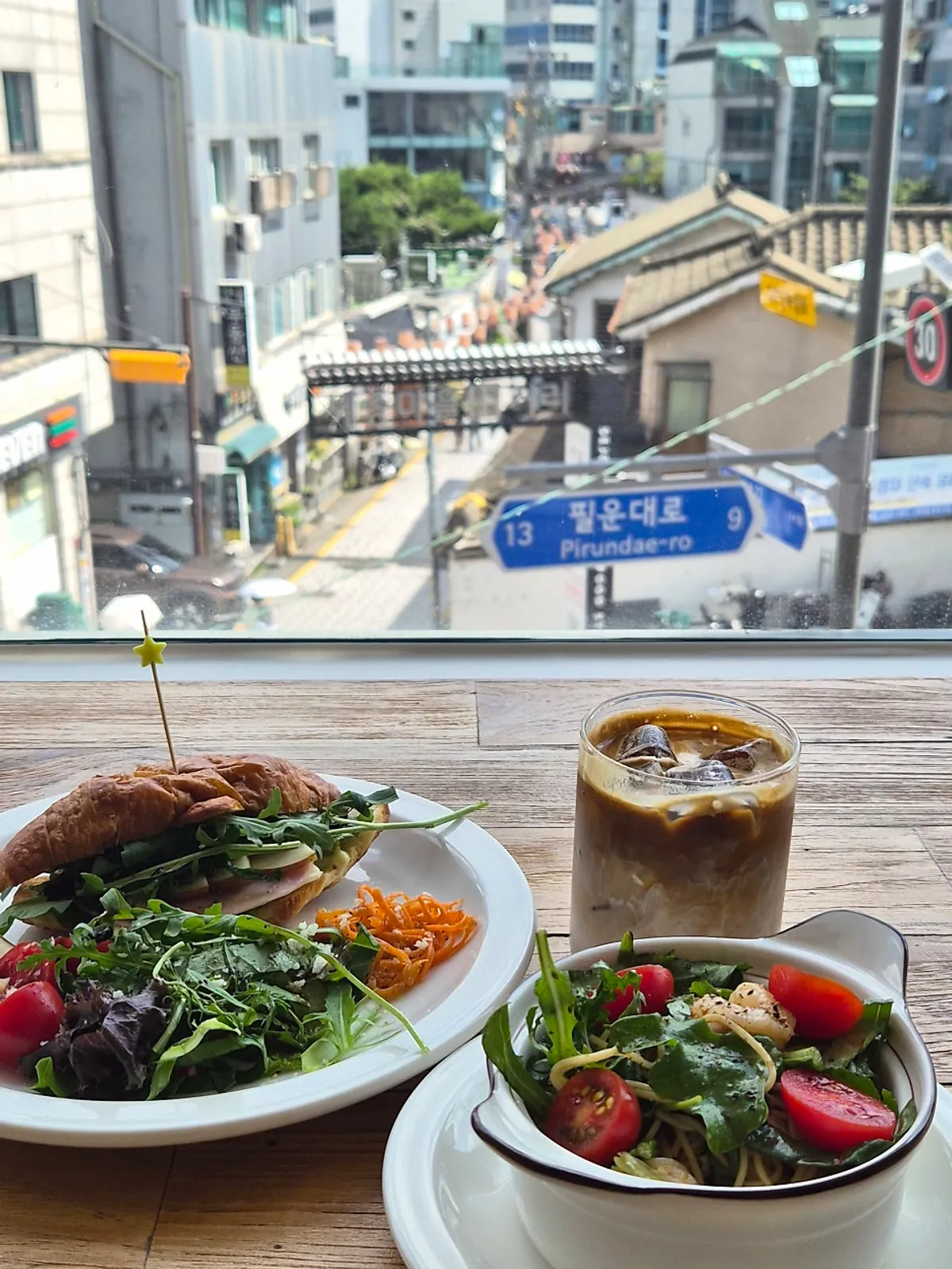 ワインスタイン西村の窓際席に並んだブランチ
