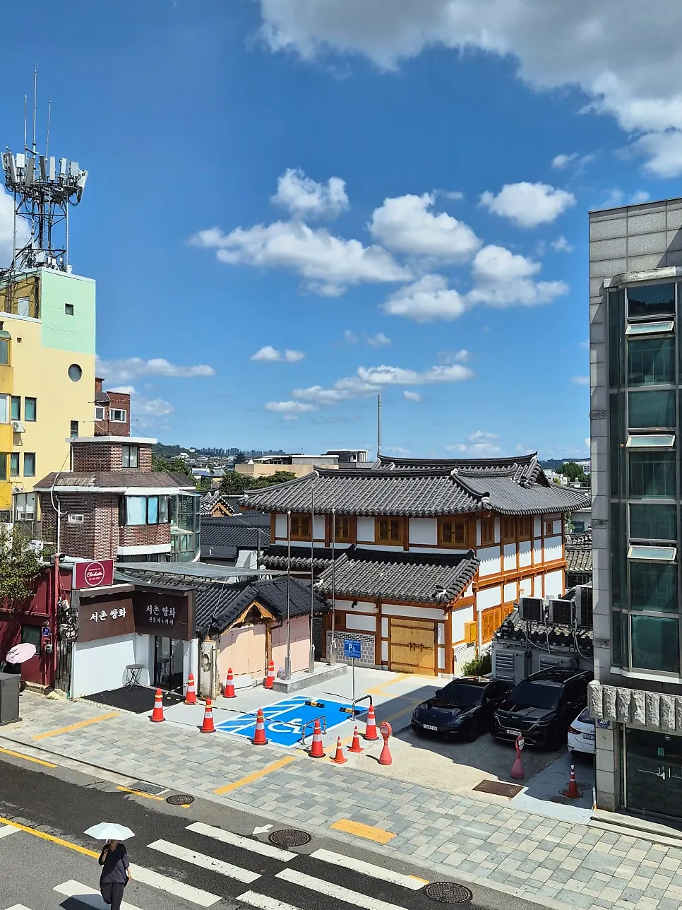 大きな窓からの自然光が映るカフェ・ワインバーの席