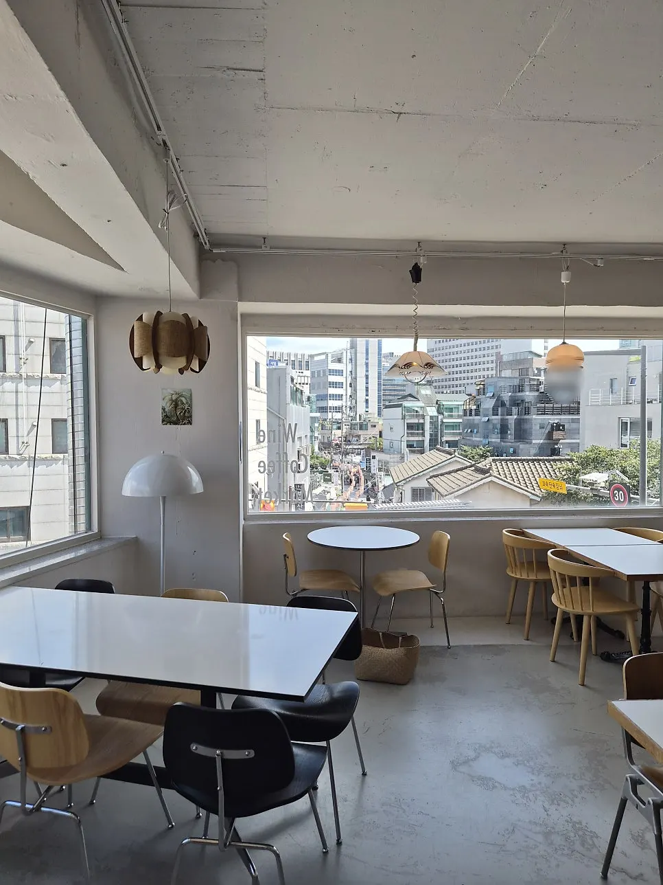 窓の外に見える西村の韓屋と赤レンガの建物