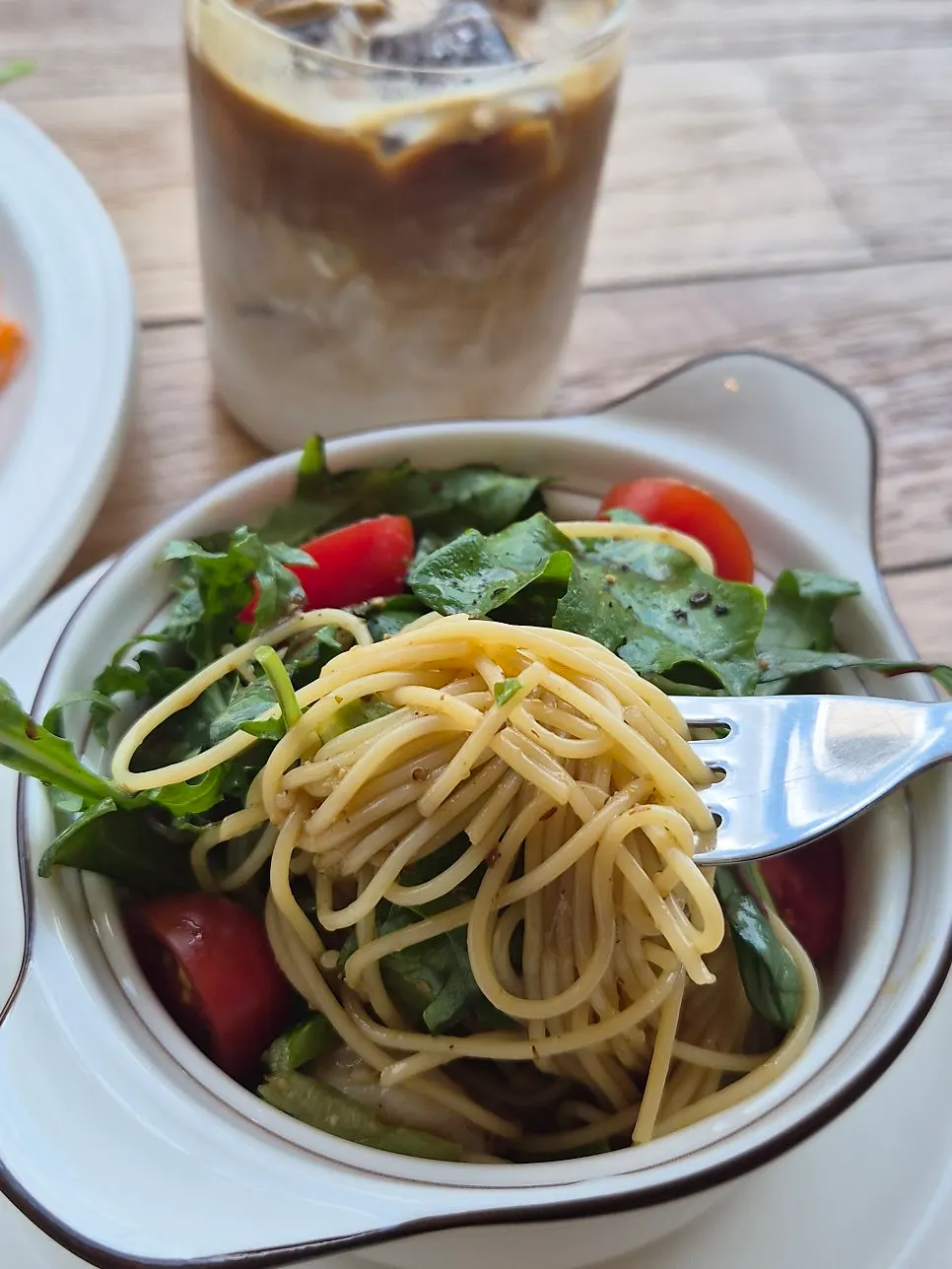 エビとルッコラをのせたオリエンタルソースのサラダパスタ