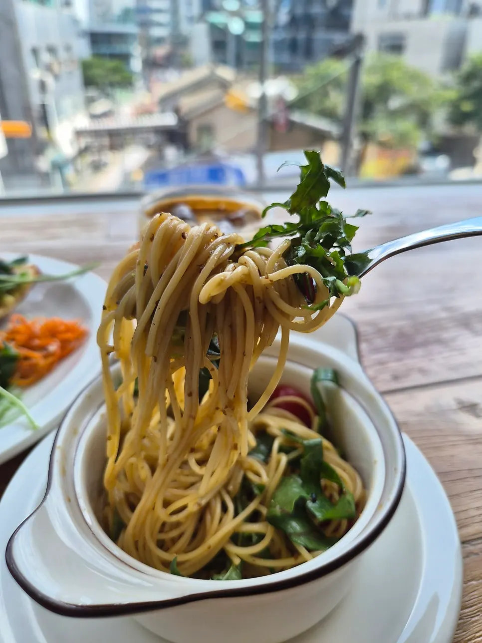 フォークに巻いた細いエンジェルヘア麺