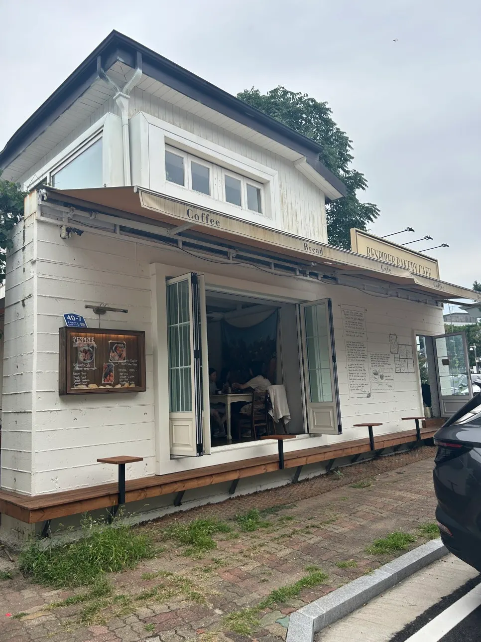 Respire Bakery's exterior in the Hyoja-ro 13-gil alley