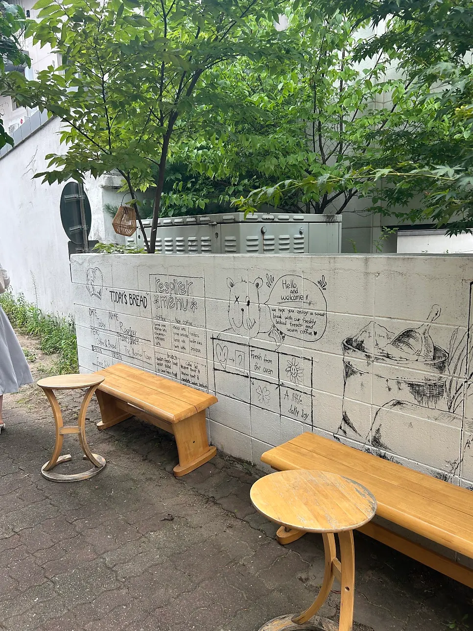 Entrance to Respire Bakery inside the Seochon alley