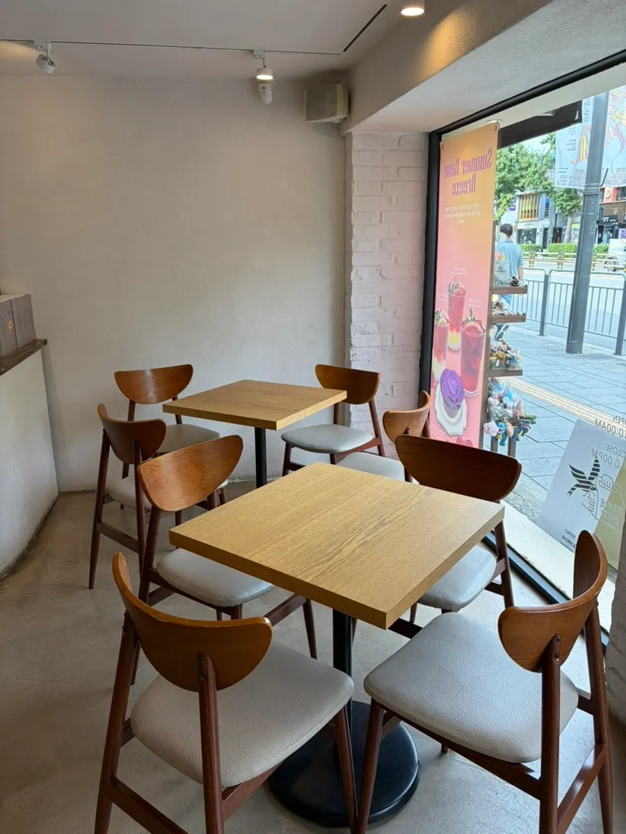 Café interior with wood-toned hanok design