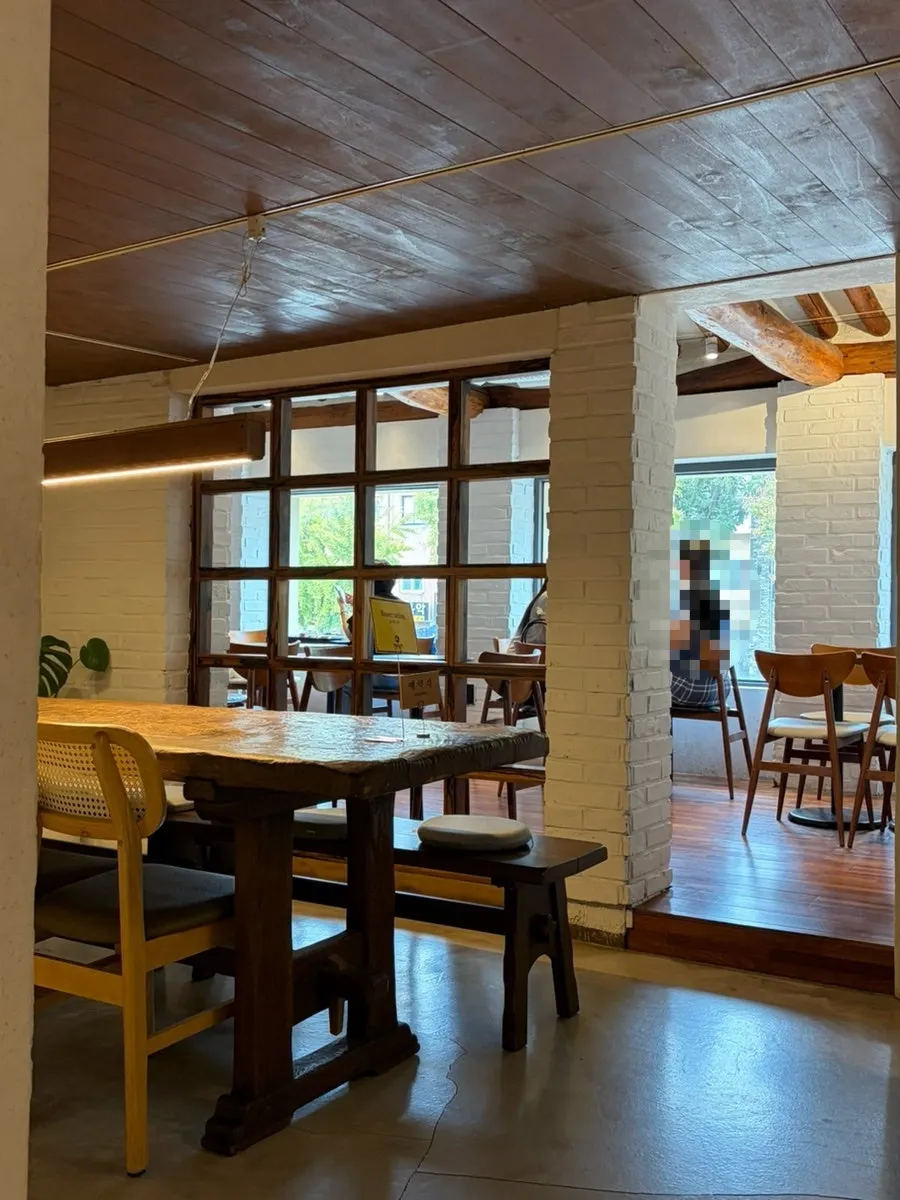 First floor interior view of The Baum Gyeongbokgung Branch