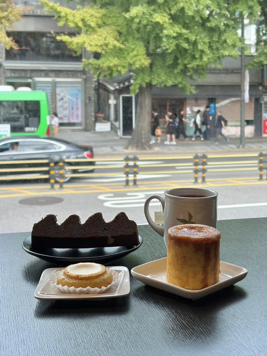 Three types of baumkuchen with hibiscus blended tea
