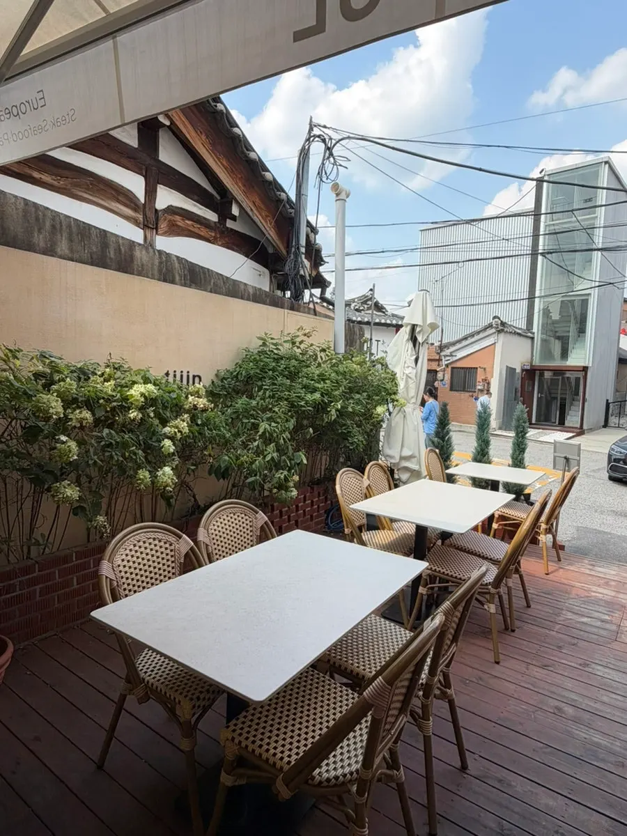 View near the entrance of Teen Seoul