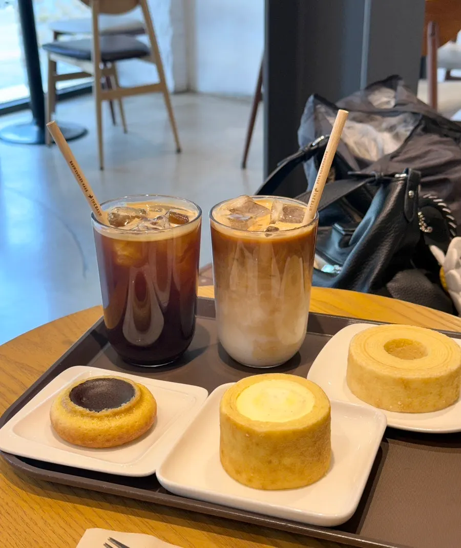 아이스 아메리카노와 아이스 라떼 두 잔