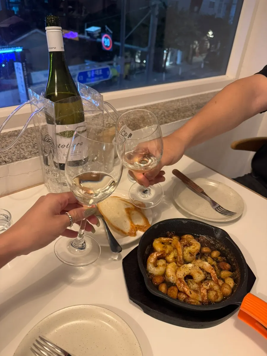 조명이 은은한 와인슈타인 저녁 분위기