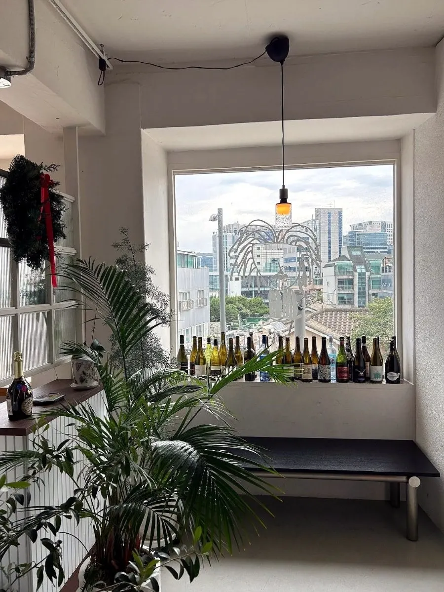 Atmosphere during a visit to Wine Stein Seochon