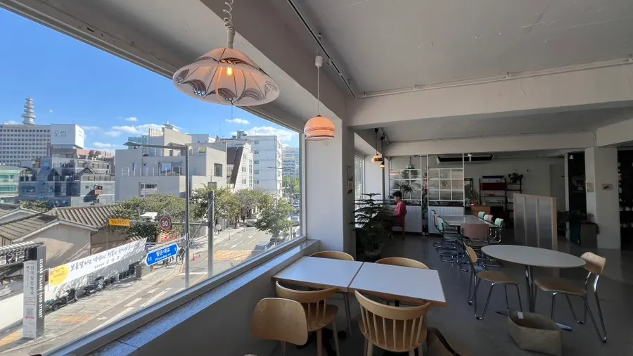 3층 통창과 창가 좌석