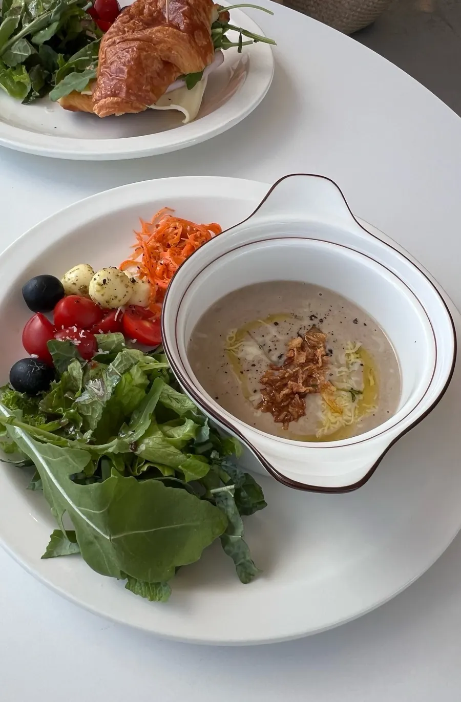 런치세트 A·B 코스가 차려진 테이블