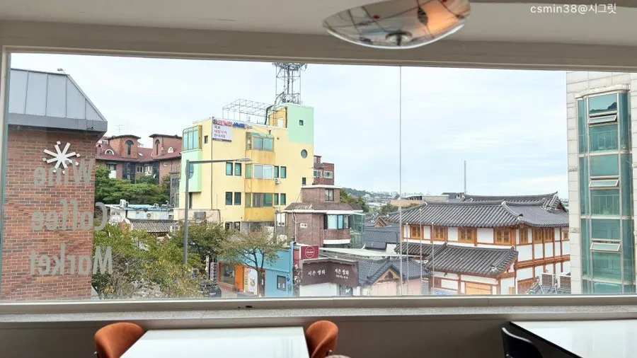 창밖으로 보이는 서촌 골목과 한옥 지붕