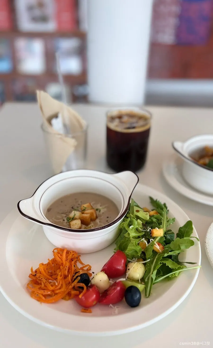 크루통을 올린 양송이 수프