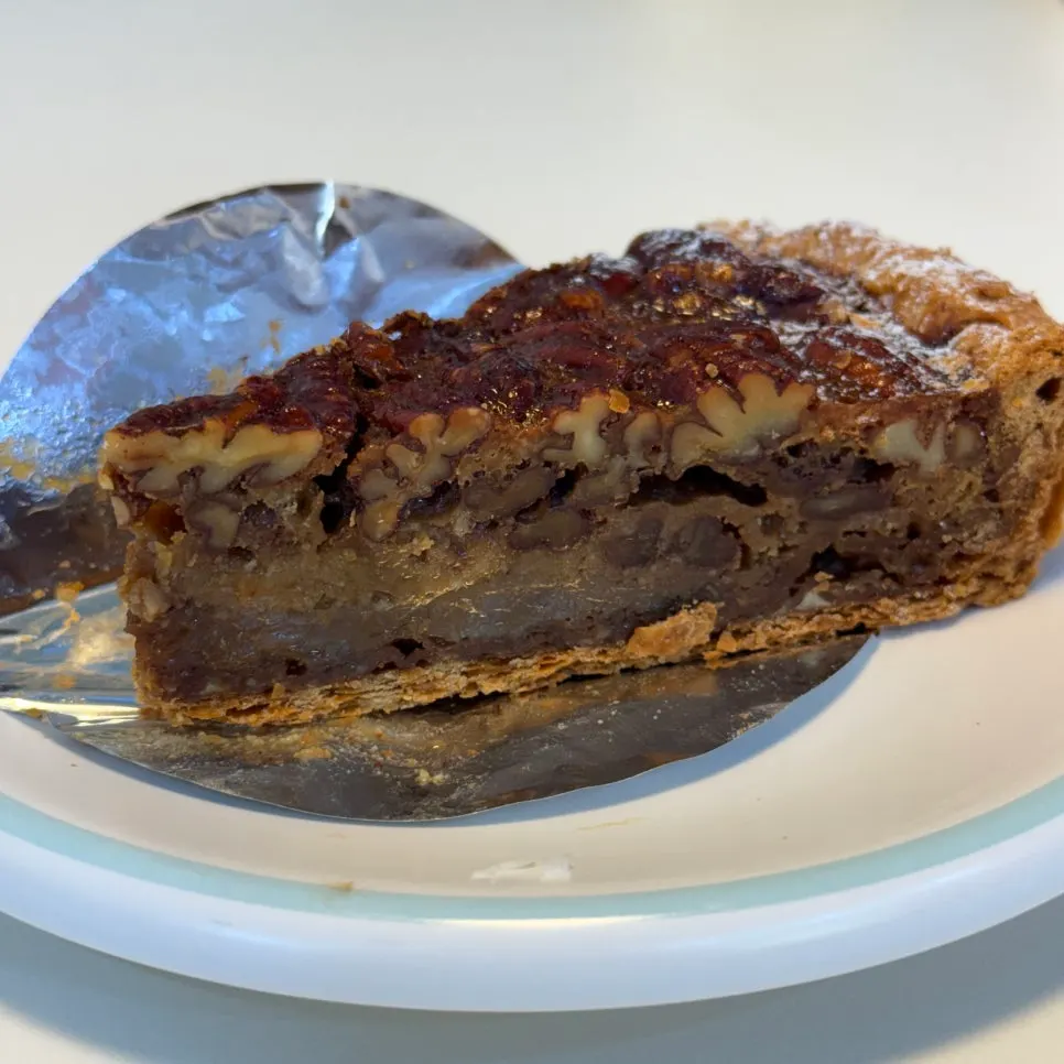피칸이 빽빽한 피칸파이 단면