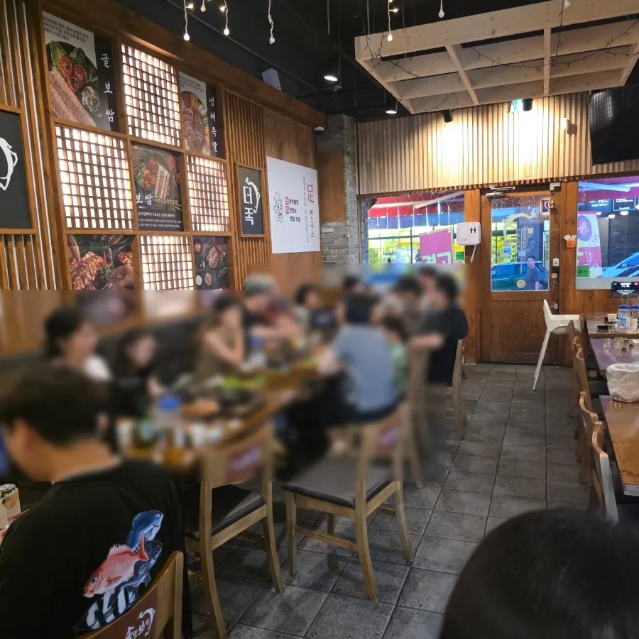 Long rectangular restaurant interior