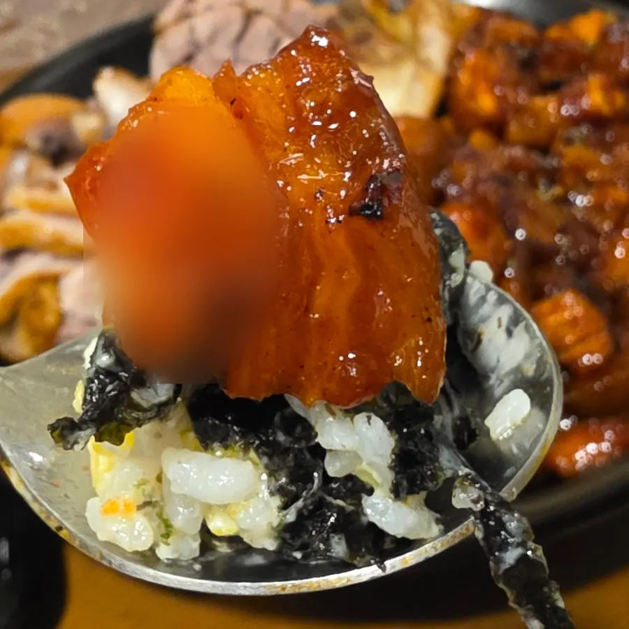 Eating rice balls together with fire jokbal