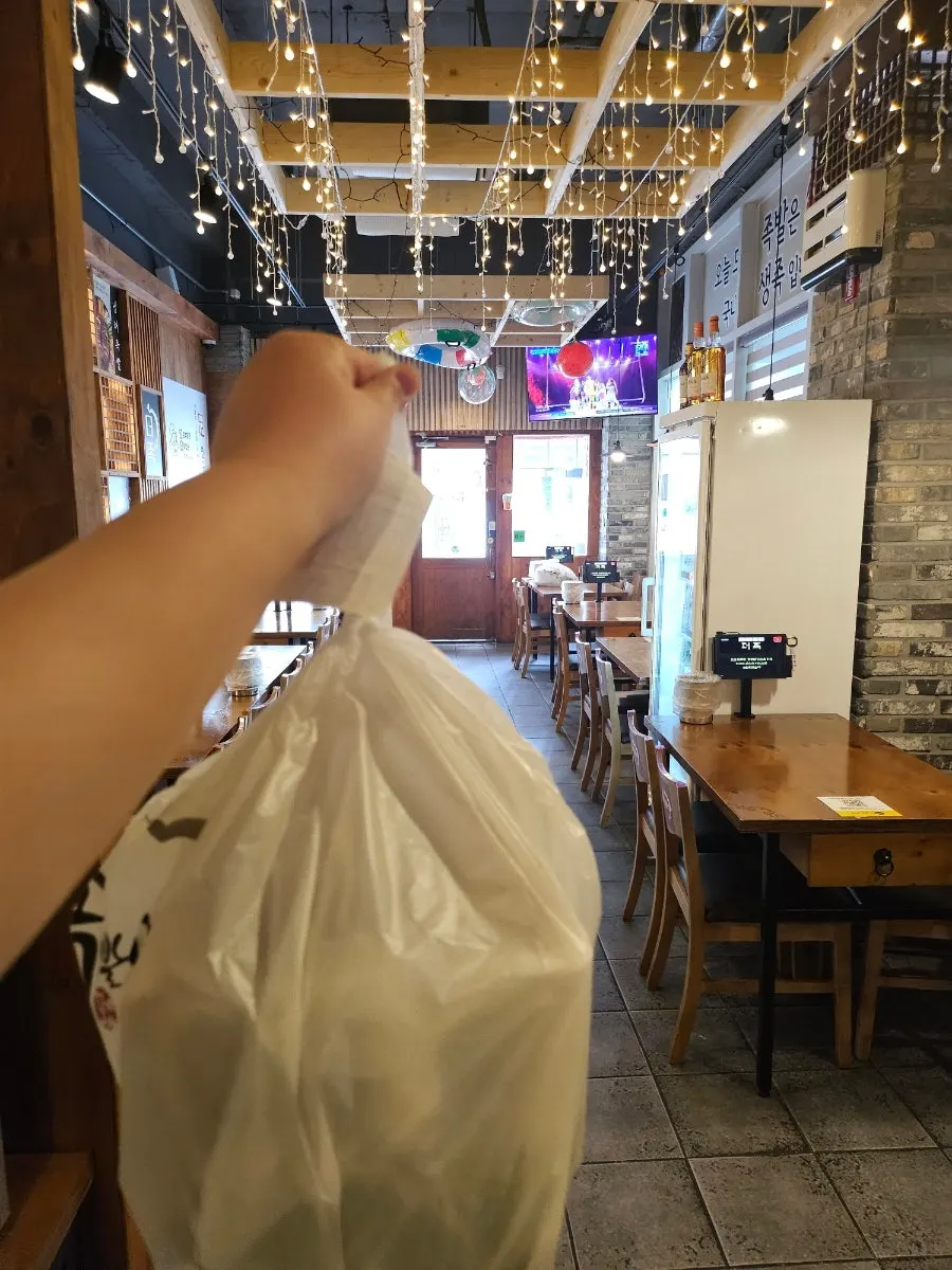 차에 실은 직화족발 포장 용기