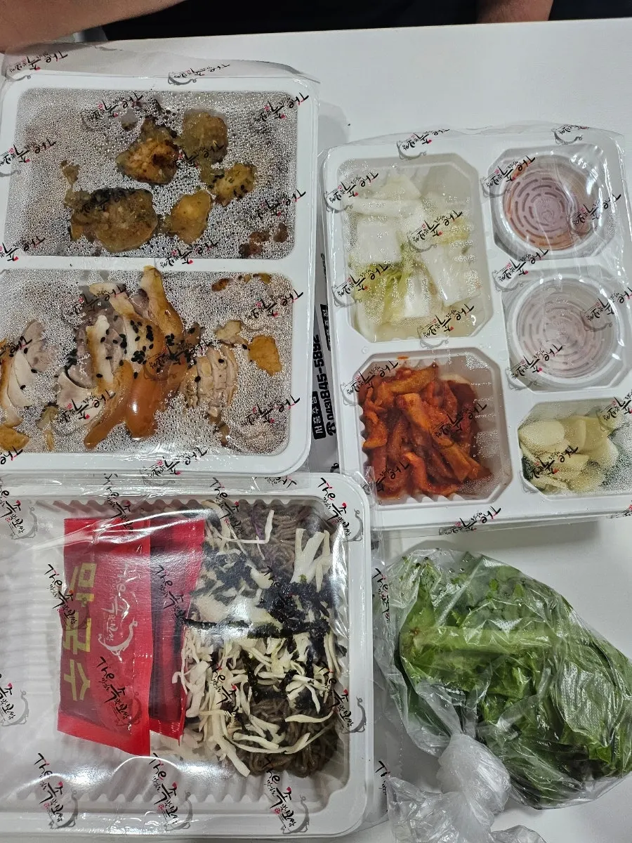 기본족발과 마늘족발로 구성한 반반족발