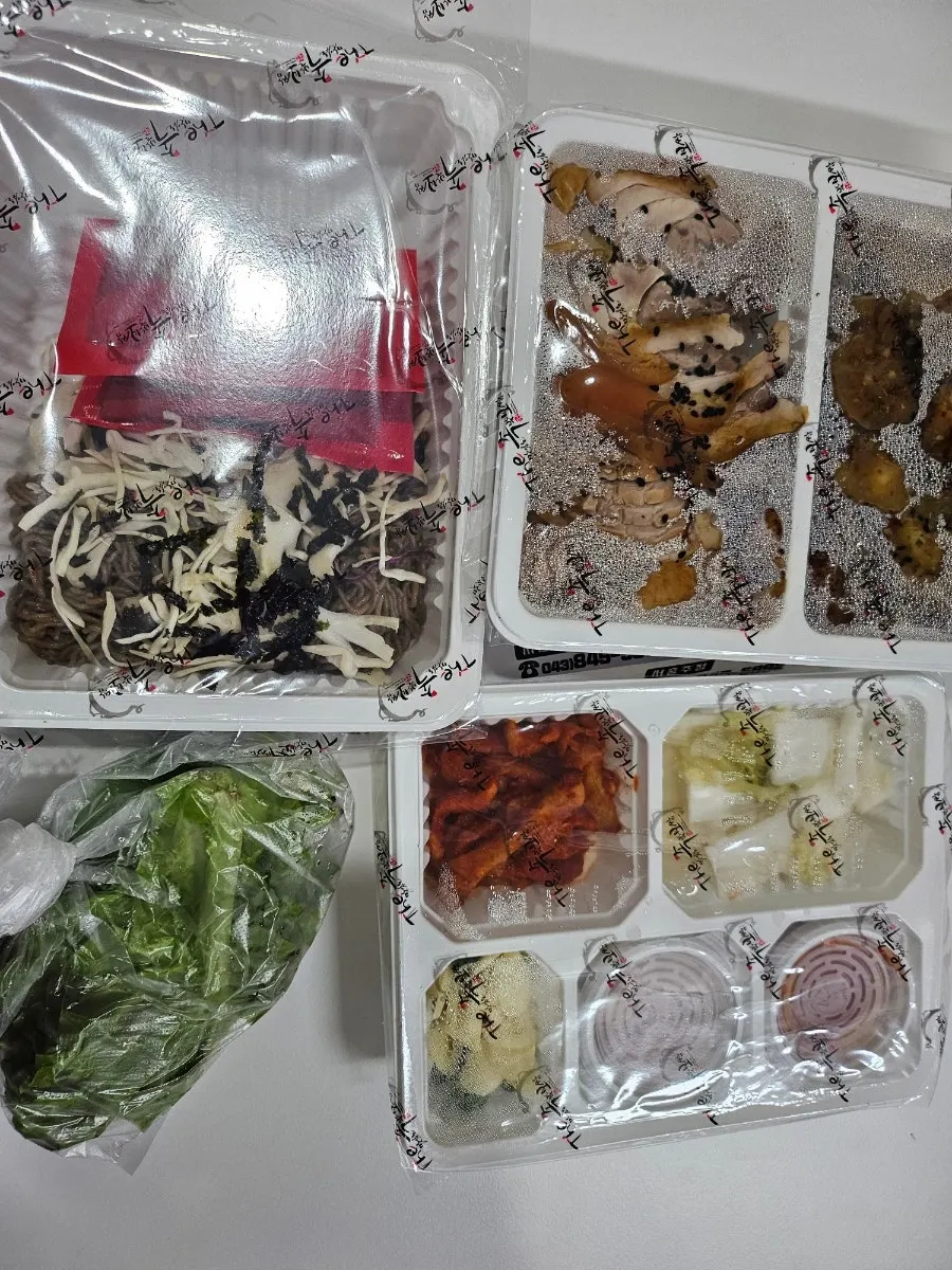 깔끔하게 담긴 포장 김치와 밑반찬