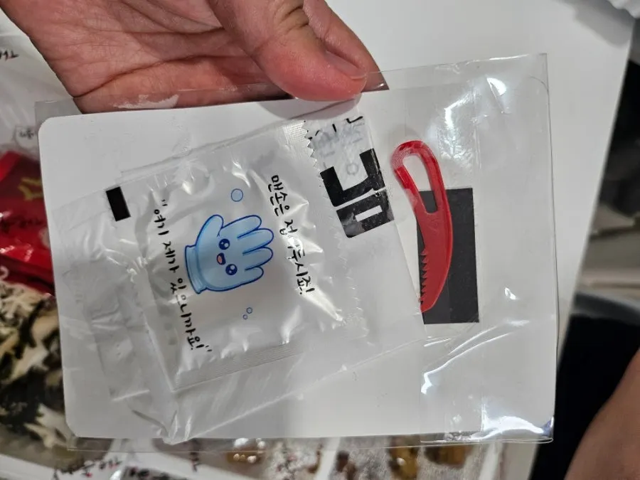 집 상에 펼친 반반족발과 밑반찬 한 상