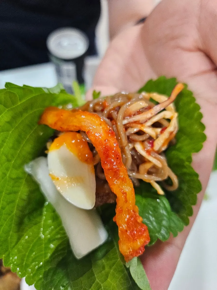 새우젓에 찍은 기본족발 한 점